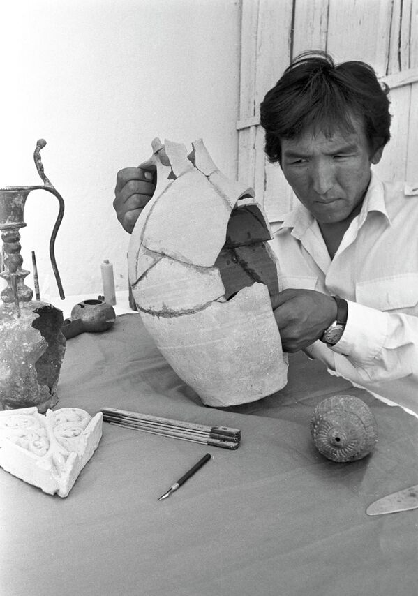 Археолог чоподон жасалган эски идиштин бөлүктөрүн изилдөөдө, 1989-жыл - Sputnik Кыргызстан