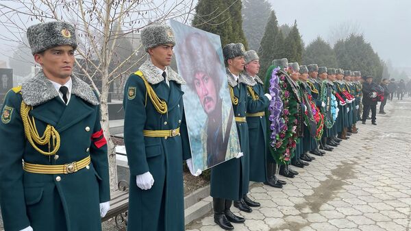 Похороны заслуженного артиста Кыргызстана Азиза Мурадилаева - Sputnik Кыргызстан