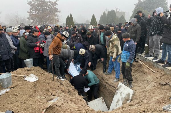 Заслуженного артиста Кыргызстана Азиза Мурадилаева похоронили на Ала-Арчинском кладбище - Sputnik Кыргызстан