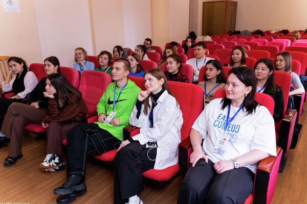 Занятия проходили в инновационной форме — упражнения на командное взаимодействие, коммуникацию и выявление лидерских качеств - Sputnik Кыргызстан