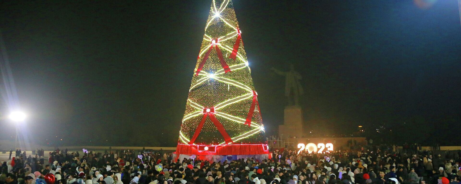 Церемония зажжения новогодней елки в городе Ош - Sputnik Кыргызстан, 1920, 21.12.2022