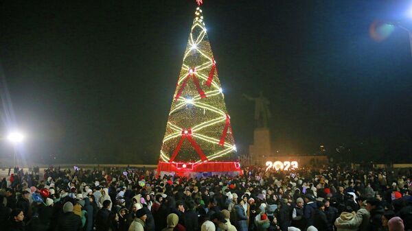 Церемония зажжения новогодней елки в городе Ош - Sputnik Кыргызстан