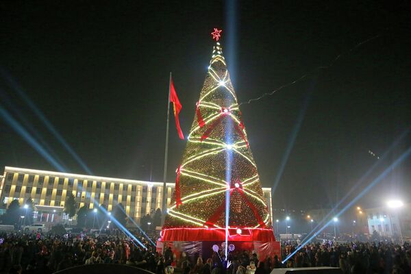 20-декабрда Ош шаарынын борбордук аянтында жаңы жылдык балатынын оту жандырылды - Sputnik Кыргызстан