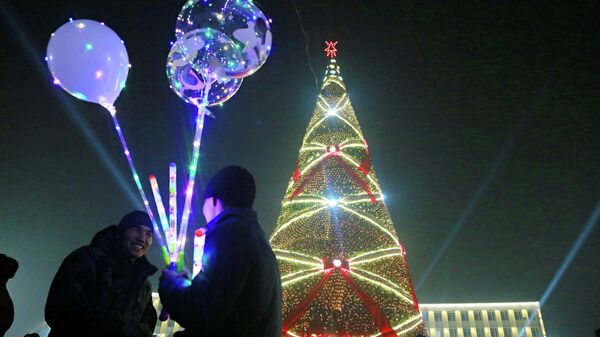Церемония зажжения новогодней елки в городе Ош - Sputnik Кыргызстан