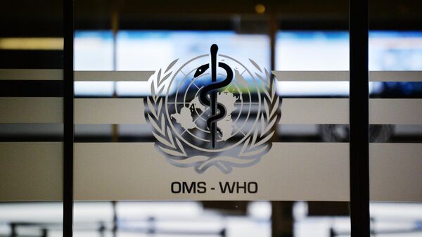 Эмблема Всемирной организации здравоохранения (ВОЗ) на дверях штаб-квартиры. Архивное фото - Sputnik Кыргызстан