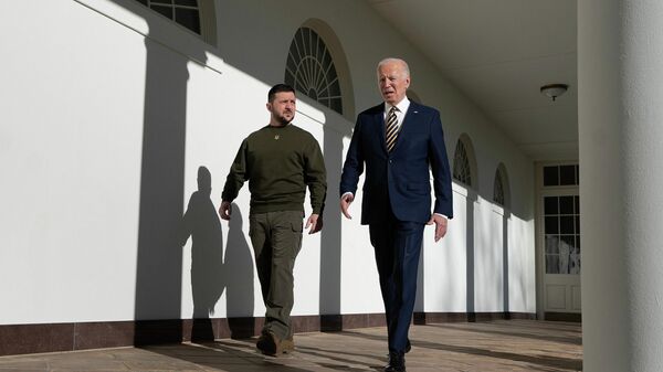 Президент США Джо Байден идет с президентом Украины Владимиром Зеленским по колоннаде Белого дома в Вашингтоне - Sputnik Кыргызстан