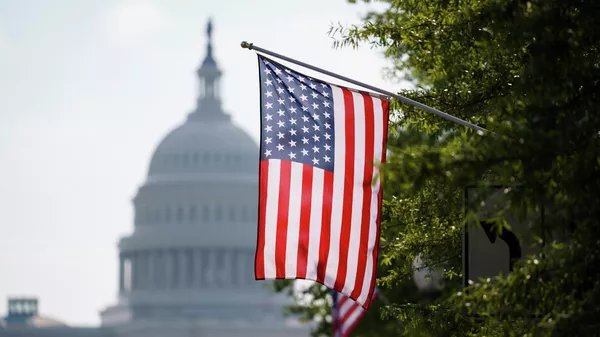 Здание Капитолия в Вашингтоне на фоне  флага США. Архивное фото  - Sputnik Кыргызстан