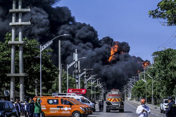 Пожар на складе углеводородов в Барранкилье (Колумбия) - Sputnik Кыргызстан