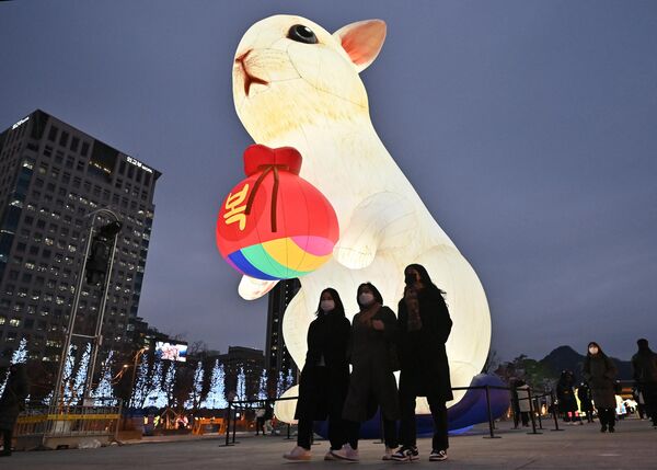 Фестиваль фонарей на площади Кванхвамун в Сеуле (Южная Корея) - Sputnik Кыргызстан