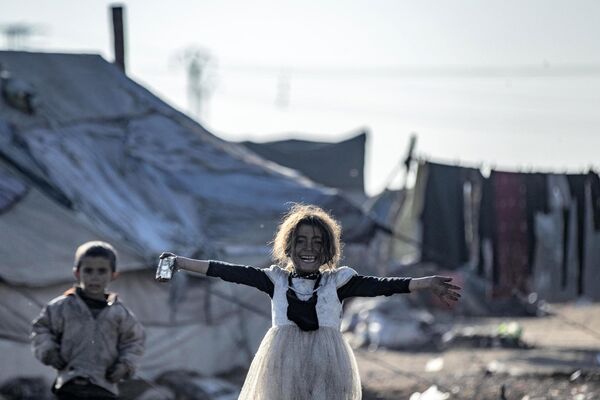 Девочка в лагере для перемещенных лиц на севере Сирии - Sputnik Кыргызстан