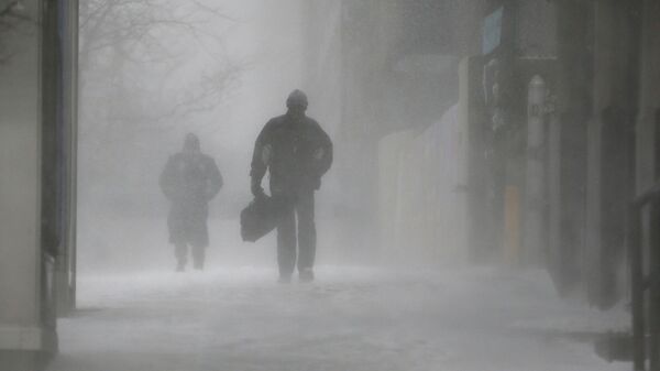 Люди пробиваются сквозь ветер и снег в США. Архивное фото - Sputnik Кыргызстан