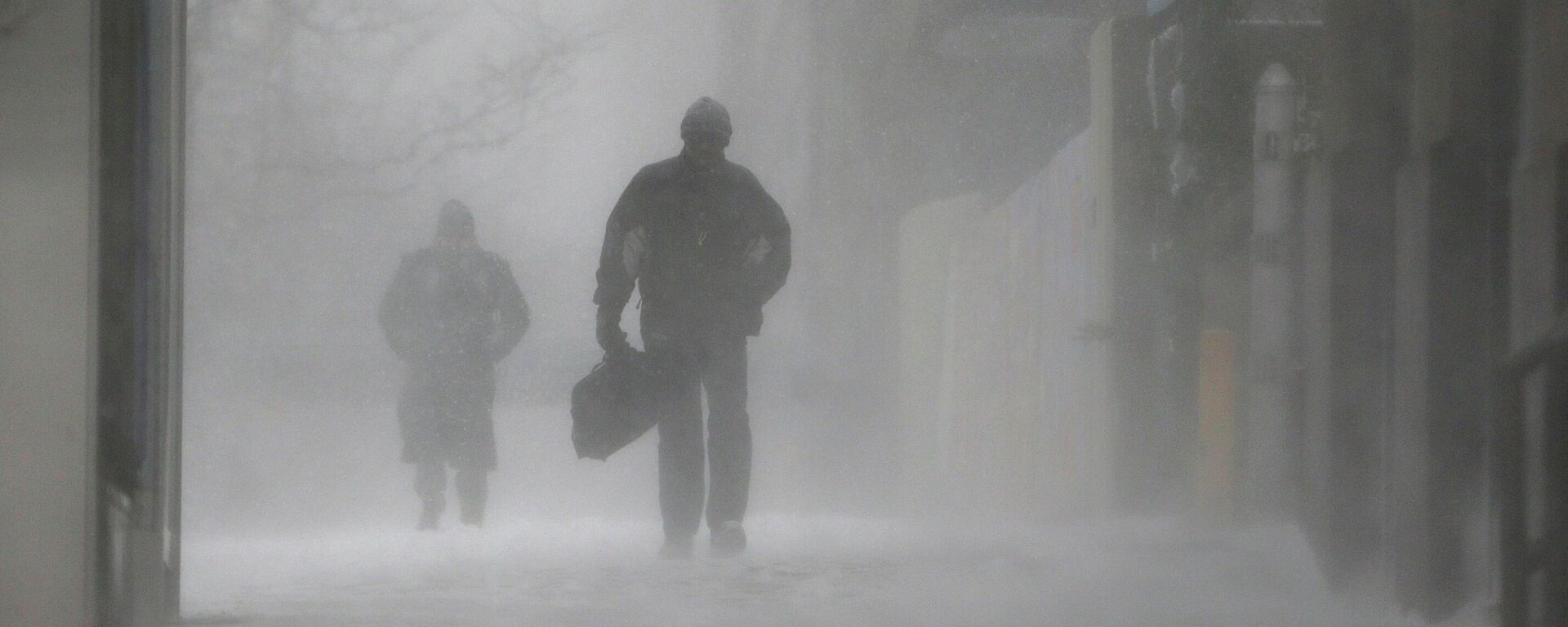 Люди пробиваются сквозь ветер и снег в США. Архивное фото - Sputnik Кыргызстан, 1920, 24.12.2022