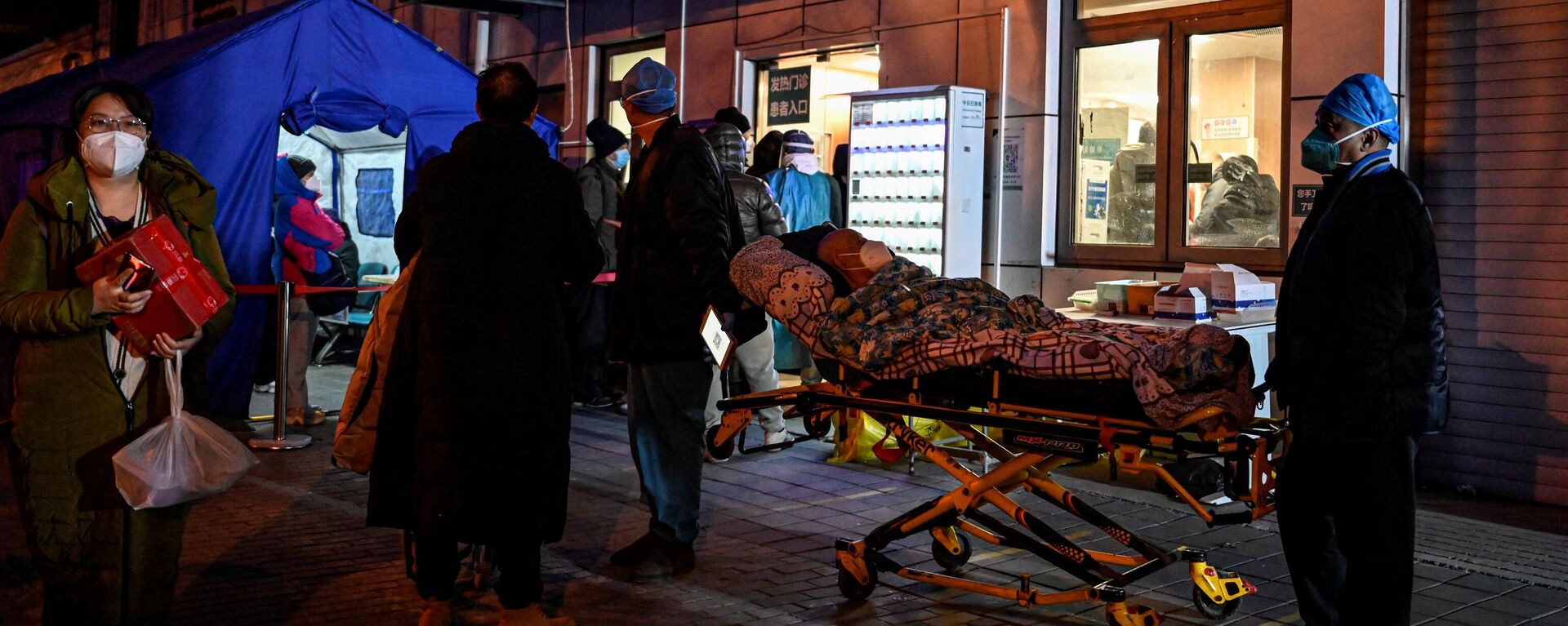 Работники скорой помощи доставляют пациента в больницу на фоне пандемии COVID-19 в Пекине - Sputnik Кыргызстан, 1920, 24.12.2022
