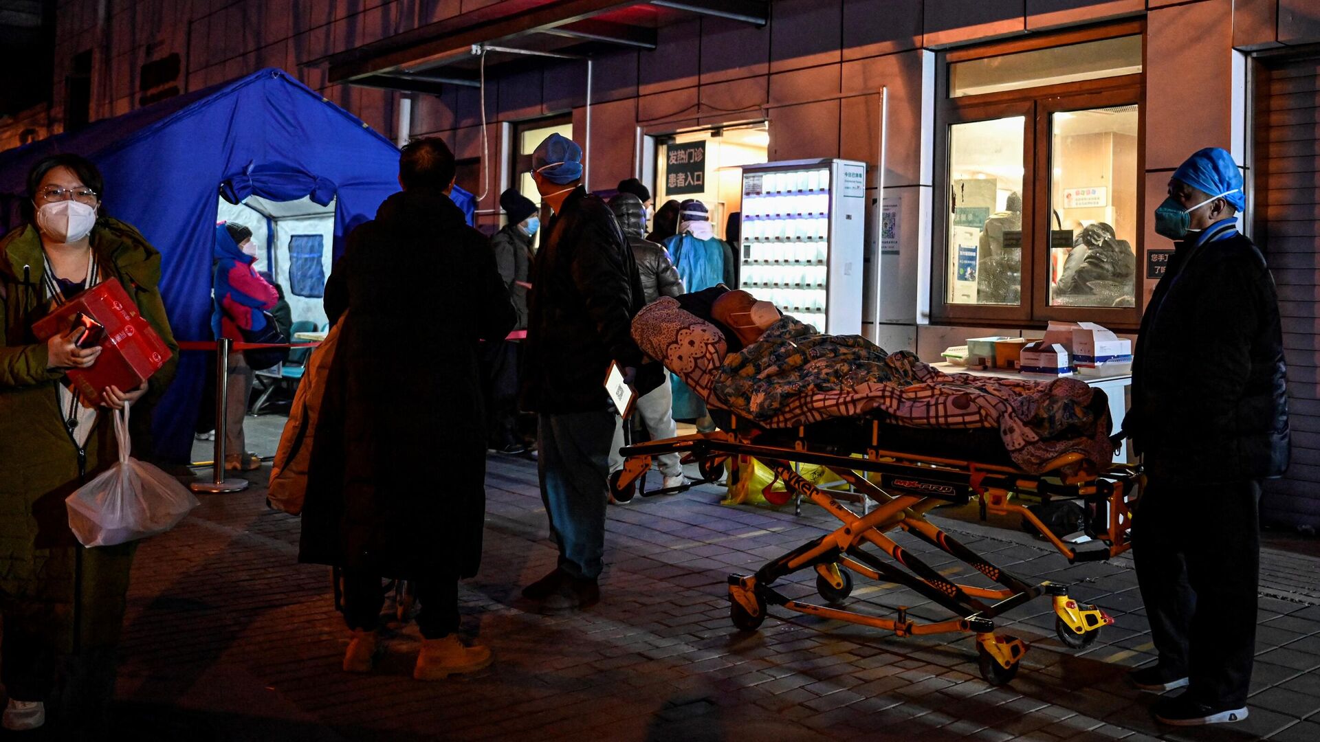Работники скорой помощи доставляют пациента в больницу на фоне пандемии COVID-19 в Пекине - Sputnik Кыргызстан, 1920, 24.12.2022