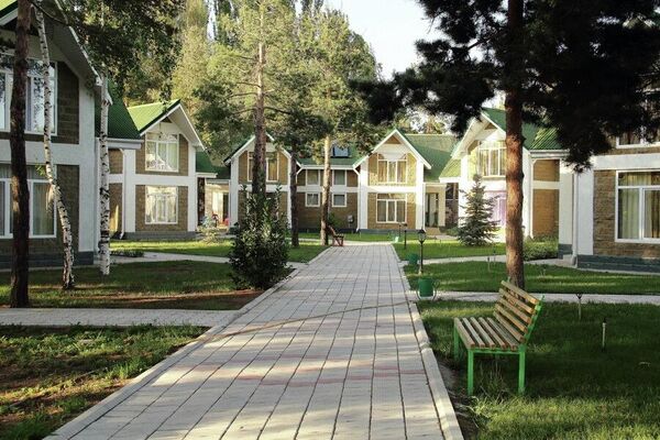 В том году Иссык-Кульский райсуд вынес неподсудное решение о предоставлении частнику 17,65 гектара земли в селе Кара-Ой - Sputnik Кыргызстан