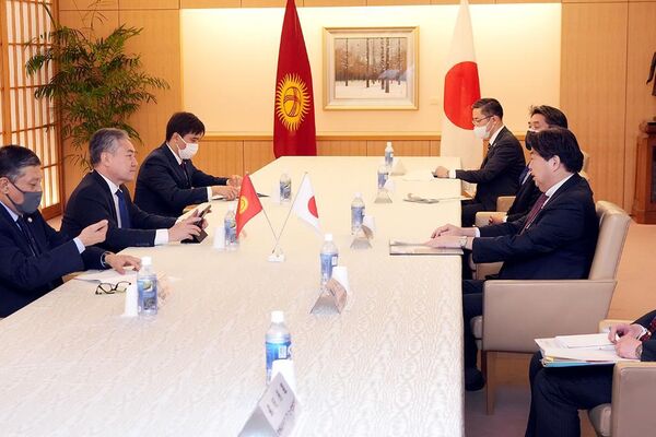 Глава МИД Кыргызстана Жээнбек Кулубаев встретился с министром иностранных дел Японии Есимасой Хаяси - Sputnik Кыргызстан