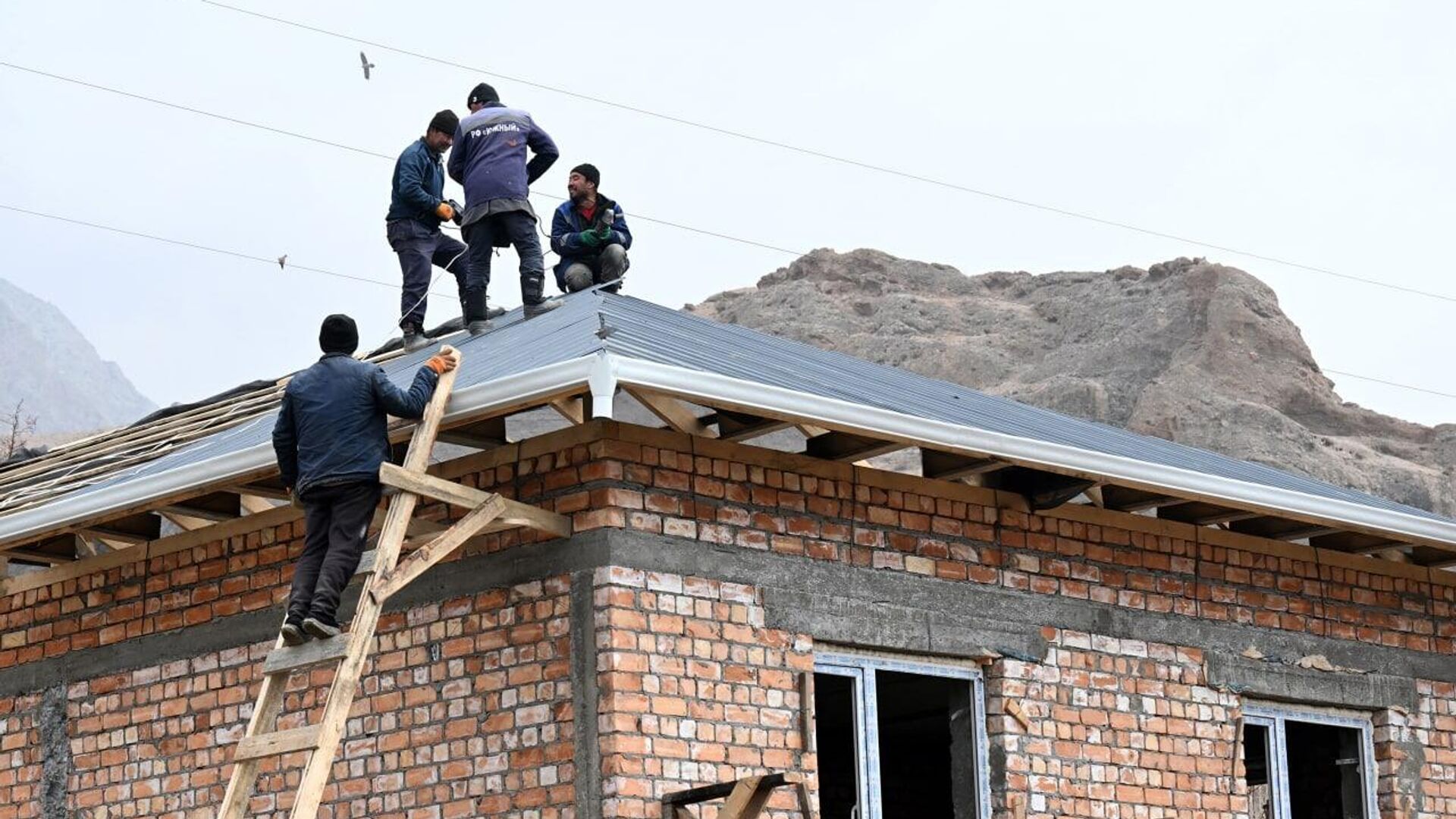 Строительство новых домов во время рабочего визита президента Садыра Жапарова в Баткенскую область - Sputnik Кыргызстан, 1920, 24.12.2022