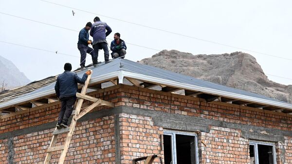 Строительство новых домов во время рабочего визита президента Садыра Жапарова в Баткенскую область - Sputnik Кыргызстан