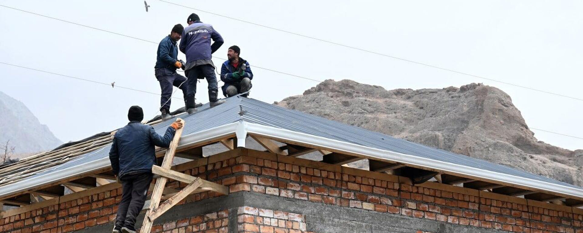 Строительство новых домов во время рабочего визита президента Садыра Жапарова в Баткенскую область - Sputnik Кыргызстан, 1920, 24.12.2022