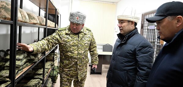Президент Садыр Жапаров Баткендеги сапарынын алкагында &quot;Достук&quot; чек ара заставасында - Sputnik Кыргызстан