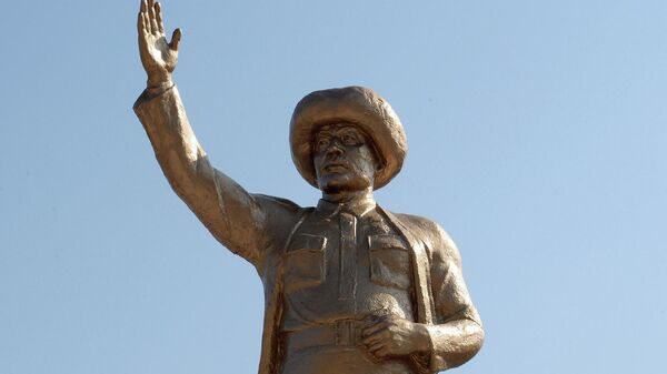 Памятник государственного и общественного деятеля Абдыкадыра Орозбекова в городе Кадамжай - Sputnik Кыргызстан