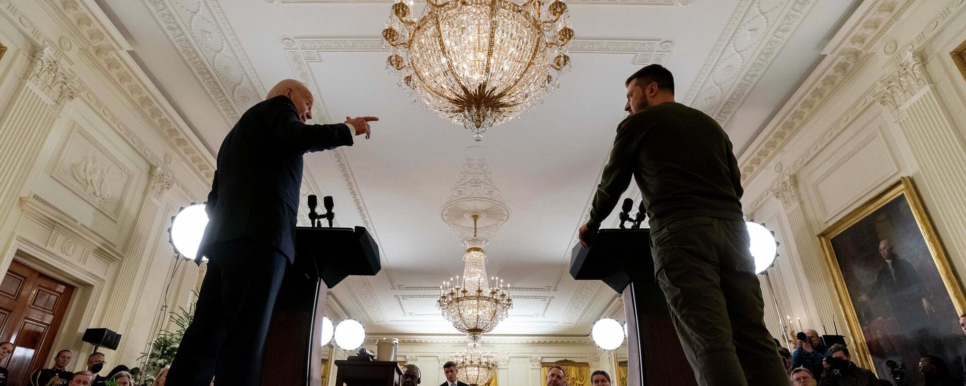 Глава США Джо Байден и президент Украины Владимир Зеленский во время пресс-конференции в Восточном зале Белого дома в Вашингтоне - Sputnik Кыргызстан, 1920, 25.12.2022