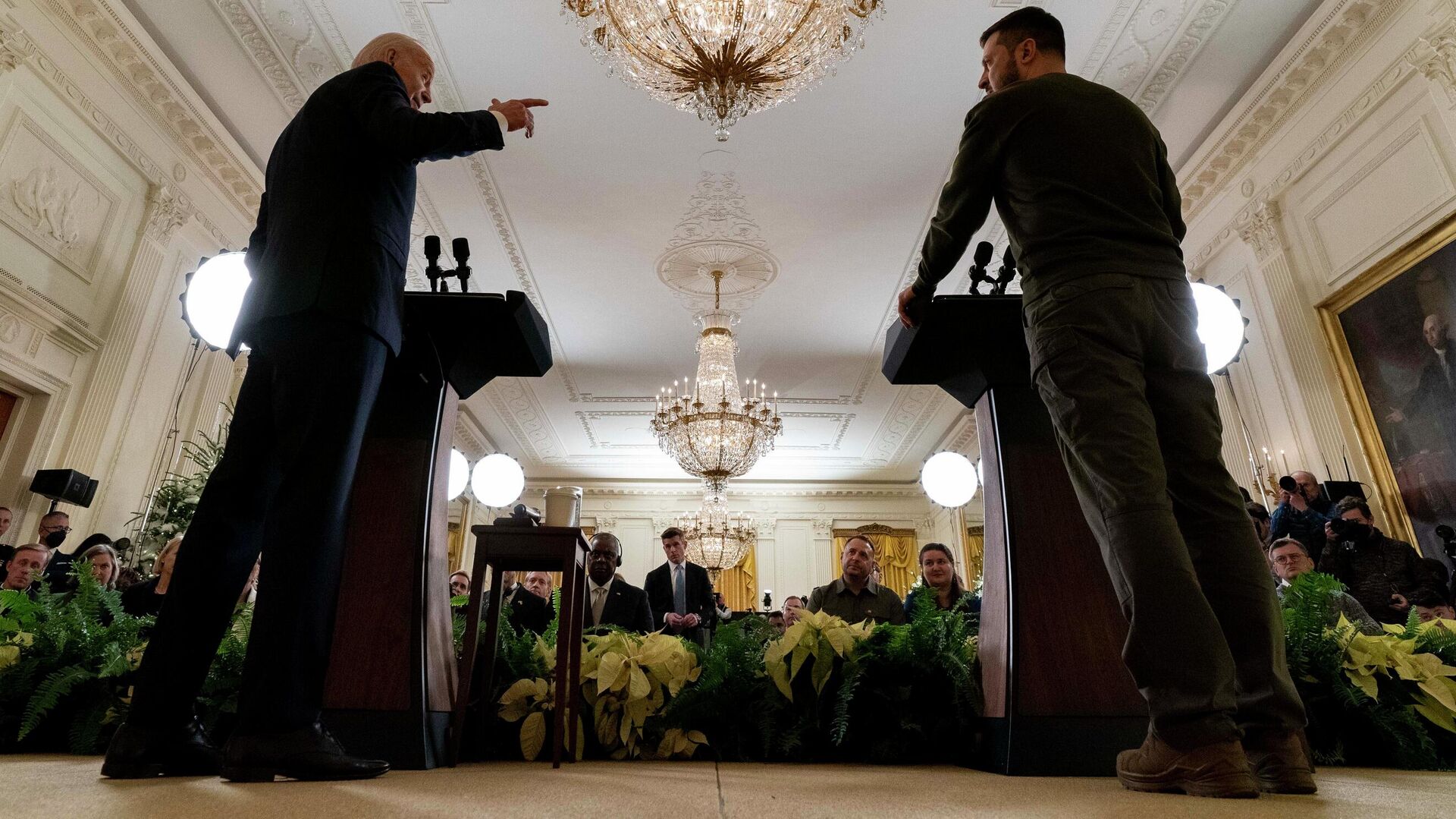 Глава США Джо Байден и президент Украины Владимир Зеленский во время пресс-конференции в Восточном зале Белого дома в Вашингтоне - Sputnik Кыргызстан, 1920, 25.12.2022