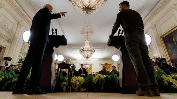 Глава США Джо Байден и президент Украины Владимир Зеленский во время пресс-конференции в Восточном зале Белого дома в Вашингтоне - Sputnik Кыргызстан