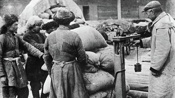 Кыргызские крестьяне сдают хлеб на приемном пункте. Киргизская АССР. - Sputnik Кыргызстан