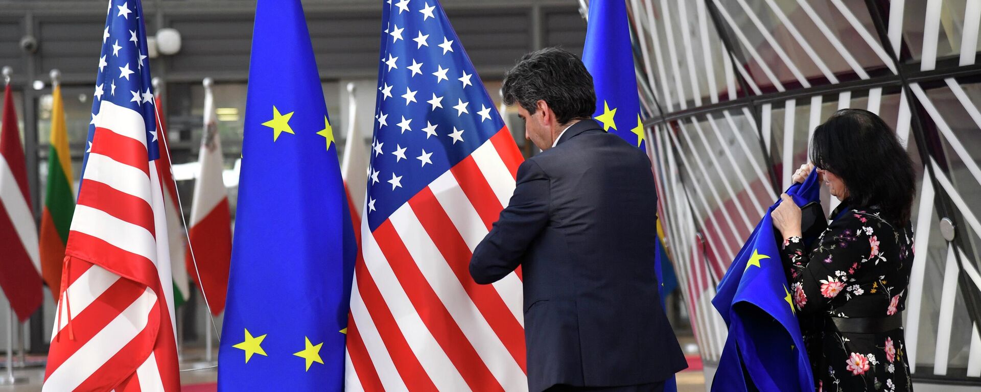 Члены протокола с флагами Европейского Союза и США в Брюсселе. Архивное фото - Sputnik Кыргызстан, 1920, 26.12.2022