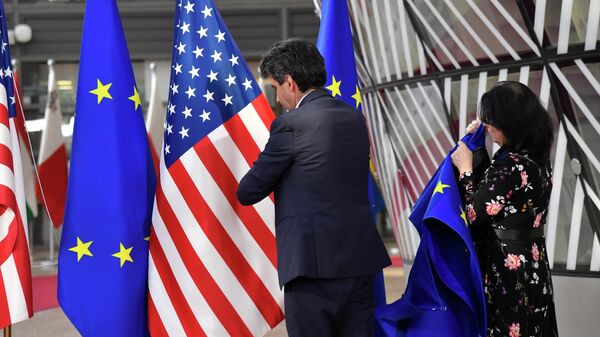 Члены протокола с флагами Европейского Союза и США в Брюсселе. Архивное фото - Sputnik Кыргызстан
