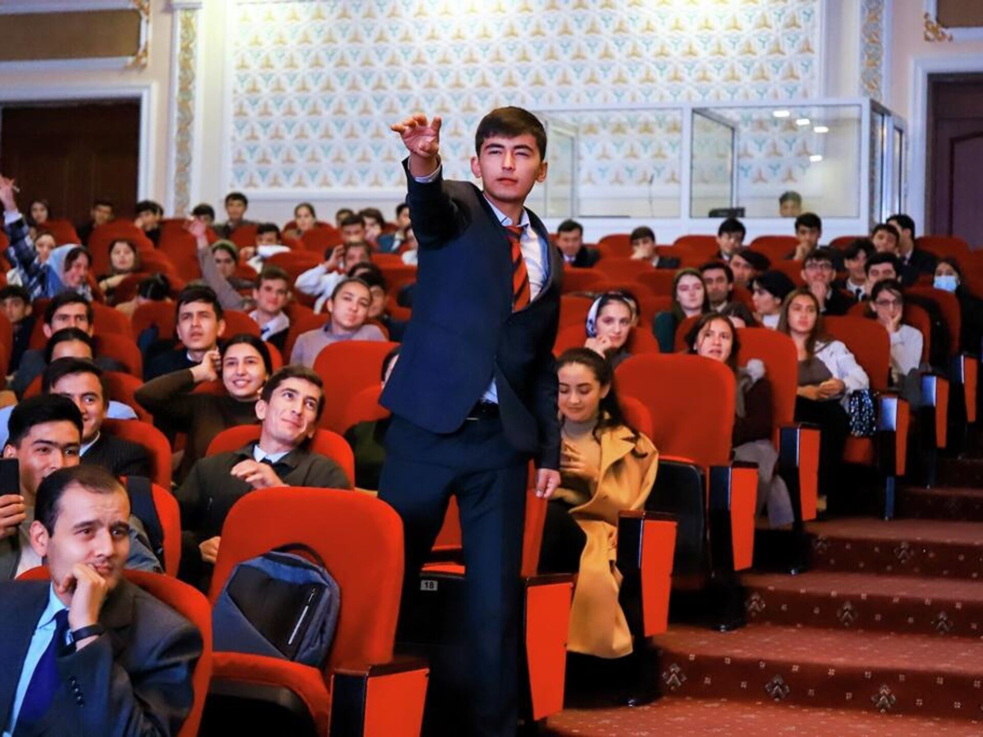 Студент новая россия. КРСУ студенты. Славянский университет в Бишкеке. Студенты Кыргызстана. КРСУ фото.