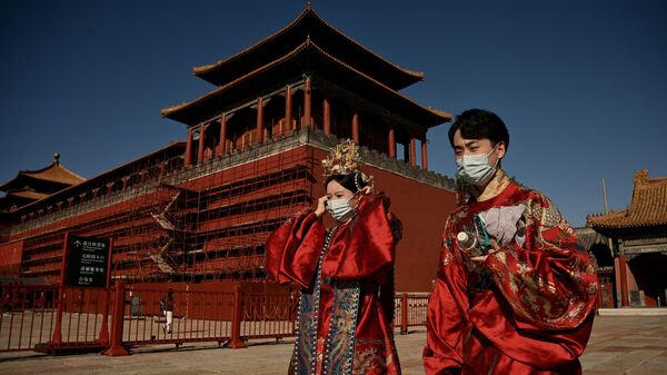 Пекиндеги Император сарайынын алдында улуттук кийимчен адамдар. Архив - Sputnik Кыргызстан
