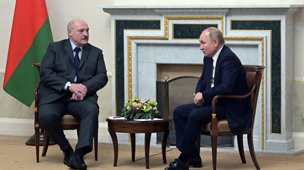 Встреча президентов Владимира Путина и Александра Лукашенко в Санкт-Петербурге. Архивное фото - Sputnik Кыргызстан
