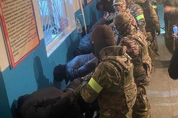 По информации ГКНБ, 9 декабря в айыльном округе Ырыс Джалал-Абадской области около десяти членов преступной группы совершили разбой, применив холодное и огнестрельное оружие - Sputnik Кыргызстан