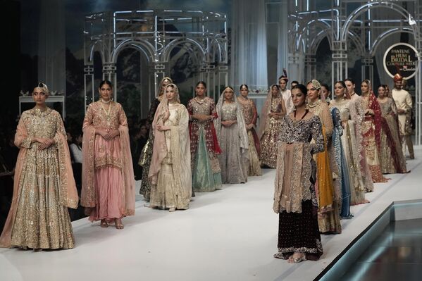 В этом году фэшен-мероприятие проходит уже в 20-й раз — пакистанская неделя свадебной моды ворвалась в модные ивенты в далеком 2011 году и с тех пор остается значимым событием в мировой fashion-индустрии - Sputnik Кыргызстан
