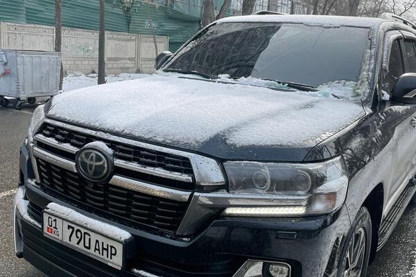 В ходе рейда выявили 37 авто, на лобовые и боковые передние окна которых была нанесена тонировка без разрешения - Sputnik Кыргызстан