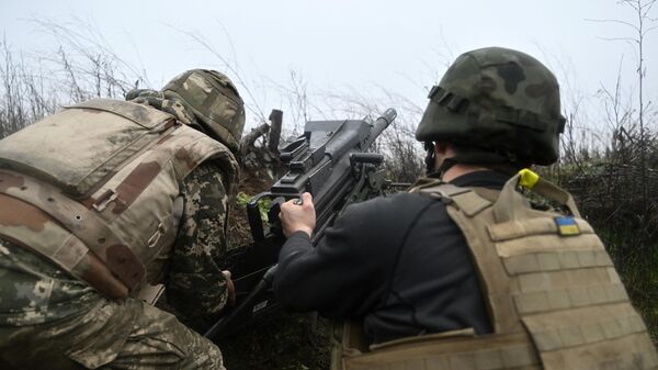 Украинские военнослужащие готовят гранатомет МК-19 на востоке Украины - Sputnik Кыргызстан