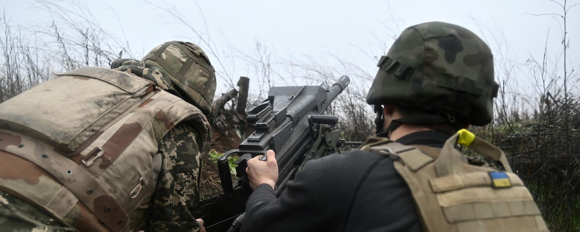 Украинские военнослужащие готовят гранатомет МК-19 на востоке Украины - Sputnik Кыргызстан, 1920, 28.12.2022