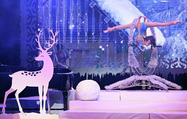 Токтогул Сатылганов атындагы улуттук филармонияда балдар үчүн коюлган жаңы жылдык оюндун катышуучулары - Sputnik Кыргызстан