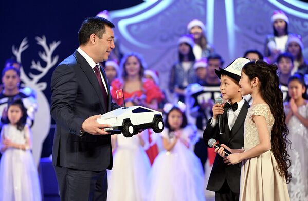 Глава государства поздравил детей, пожелав им больших свершений, интересных идей, новых открытий и побед в наступающем году - Sputnik Кыргызстан