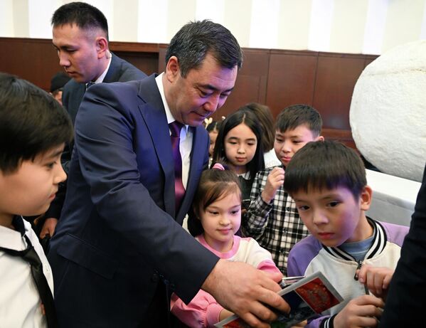 Все дети получили подарки от имени президента - Sputnik Кыргызстан