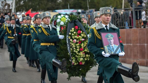 Похороны Дастана Анарбекова, погибшего при защите границы в Баткенской области - Sputnik Кыргызстан