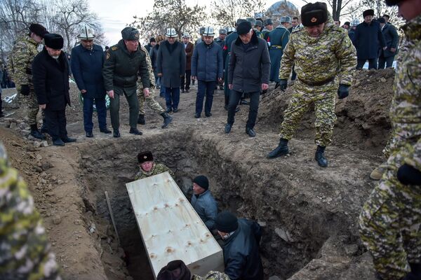 Президент Садыр Жапаров выразил глубокие соболезнования семье военнослужащего, героически павшего за свою страну - Sputnik Кыргызстан