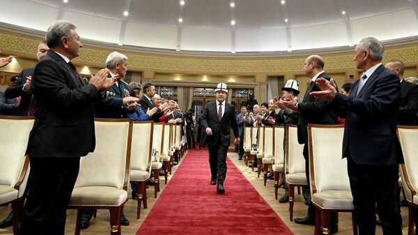 Президент Кыргызстана Садыр Жапаров на церемонии вручения госнаград, отличившимся кыргызстанцам за особые заслуги перед страной - Sputnik Кыргызстан