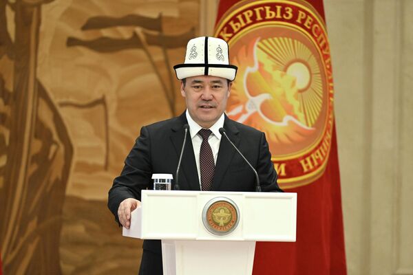 Президент Садыр Жапаровдун ак калпакчан сүрөтү - Sputnik Кыргызстан