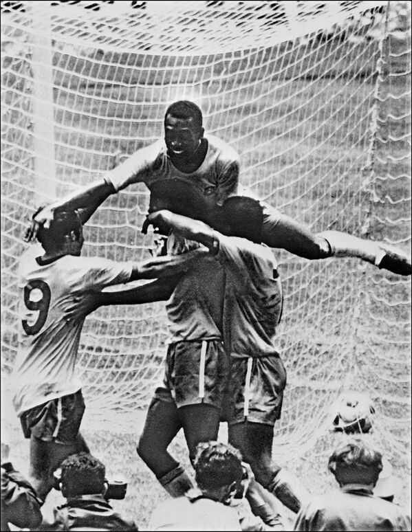 Пеле (вверху) празднует с товарищами победу в финале чемпионата мира 1970 года. Бразилия обыграла Италию со счетом 4:1. - Sputnik Кыргызстан
