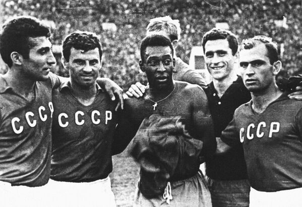 Пеле во время товарищеского матча по футболу между сборными СССР и Бразилии в Москве - Sputnik Кыргызстан