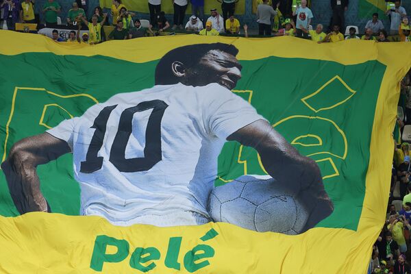 Огромный флаг с изображением Пеле развернули болельщики на трибунах перед игрой сборных Камеруна и Бразилии на ЧМ-2022 в Катаре - Sputnik Кыргызстан