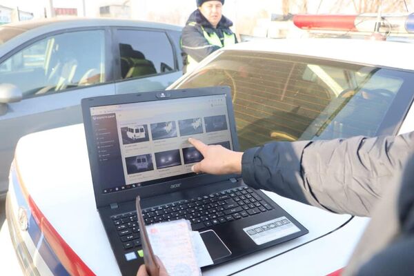 Инспекторы Главного управления обеспечения безопасности дорожного движения МВД КР с помощью камер видеонаблюдения отслеживают, не выезжают ли таксисты из Бишкека в другие города больше одного раза в день - Sputnik Кыргызстан